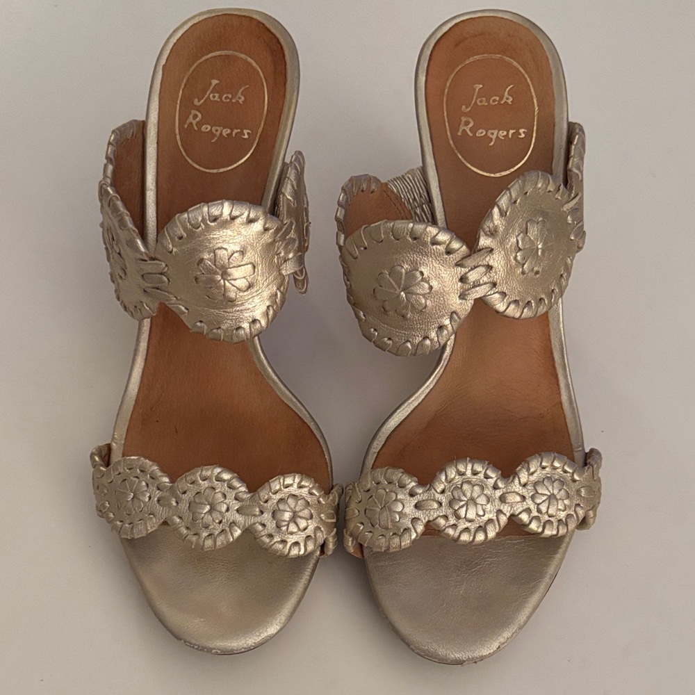 JACK ROGERS GOLD METALLIC LUCCIA WEDGES SIZE 8 PRELOVED GOOD CONDITION 4” WEDGE